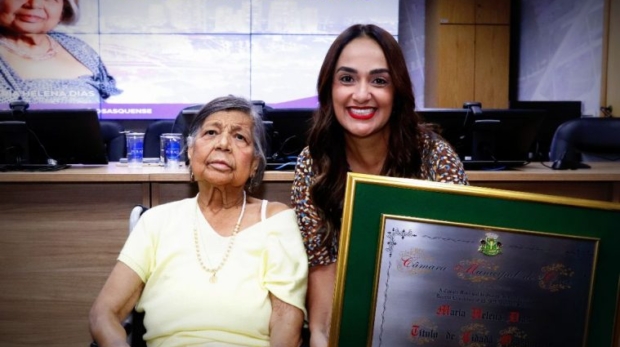 Dona Helena Dias recebe o título de Cidadã Osasquense durante sessão solene realizada no Plenário Tiradentes, em Osasco.