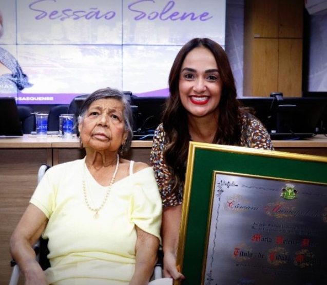 Dona Helena Dias recebe o título de Cidadã Osasquense durante sessão solene realizada no Plenário Tiradentes, em Osasco.