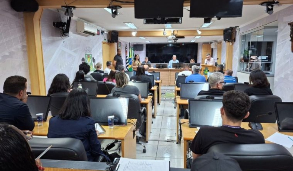 Câmara Municipal de Osasco reúne representantes da Secretaria de Saúde para orientar vereadores e assessorias sobre a execução de emendas parlamentares impositivas.

Crédito: Câmara De Osasco