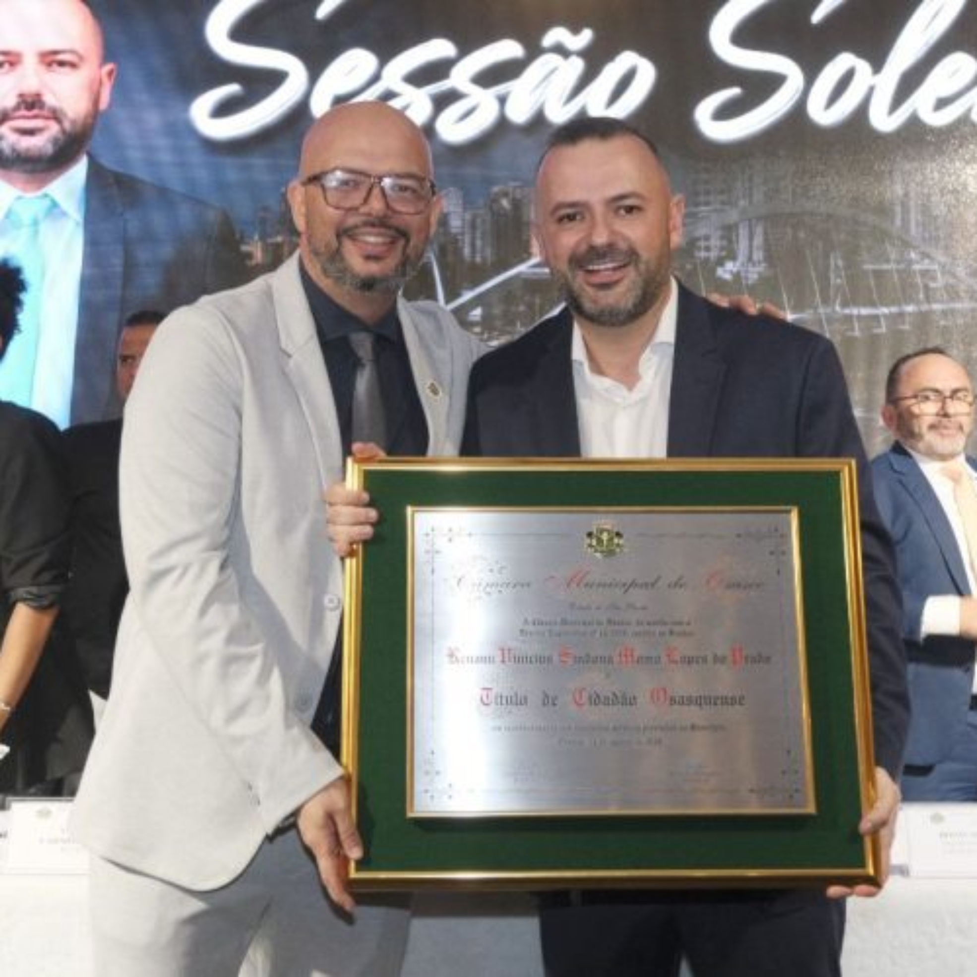 Renann recebe o título de Cidadão Osasquense durante solenidade na Câmara Municipal de Osasco, em reconhecimento à sua trajetória e aos vínculos construídos com o município.

Crédito: Divulgação