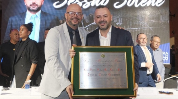 Renann recebe o título de Cidadão Osasquense durante solenidade na Câmara Municipal de Osasco, em reconhecimento à sua trajetória e aos vínculos construídos com o município.
Crédito: Divulgação