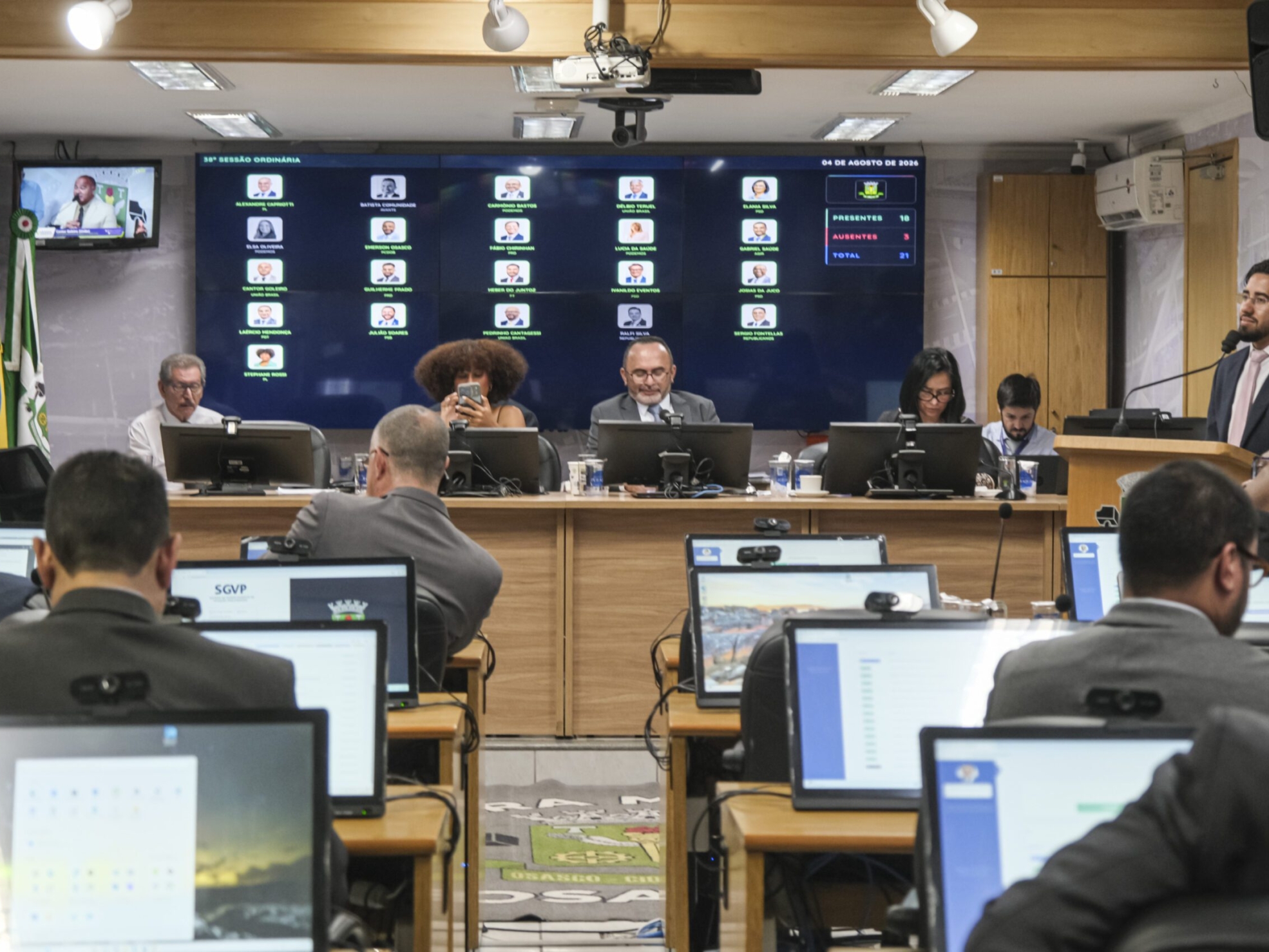 A Câmara Municipal de Osasco retomou os trabalhos legislativos com a 38ª Sessão Ordinária, que marcou a aprovação de quatro projetos na primeira sessão após o recesso parlamentar.

Crédito: Ricardo Migliorini