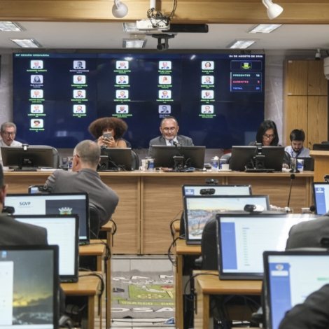 A Câmara Municipal de Osasco retomou os trabalhos legislativos com a 38ª Sessão Ordinária, que marcou a aprovação de quatro projetos na primeira sessão após o recesso parlamentar.

Crédito: Ricardo Migliorini