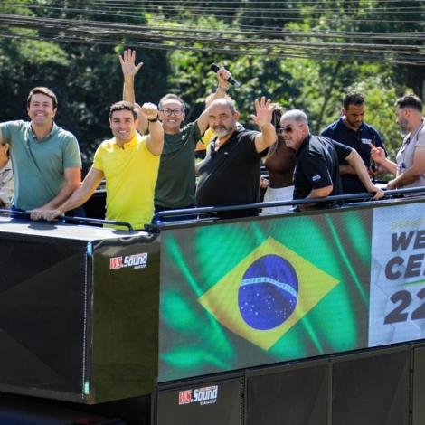 Wesley Cezar (de amarelo), o prefeito de Santana de Parnaíba, Elvis Cezar (de verde), e a primeira-dama e presidente do Fundo Social, Selma Cezar (à esquerda), participam da carreata que marcou o início oficial da campanha eleitoral de 2026, acompanhados de lideranças políticas e apoiadores.
Para uma legenda jornalística, essa versão está clara, objetiva e completa.
Crédito: Divulgação