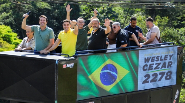 Wesley Cezar (de amarelo), o prefeito de Santana de Parnaíba, Elvis Cezar (de verde), e a primeira-dama e presidente do Fundo Social, Selma Cezar (à esquerda), participam da carreata que marcou o início oficial da campanha eleitoral de 2026, acompanhados de lideranças políticas e apoiadores.
Para uma legenda jornalística, essa versão está clara, objetiva e completa.
Crédito: Divulgação