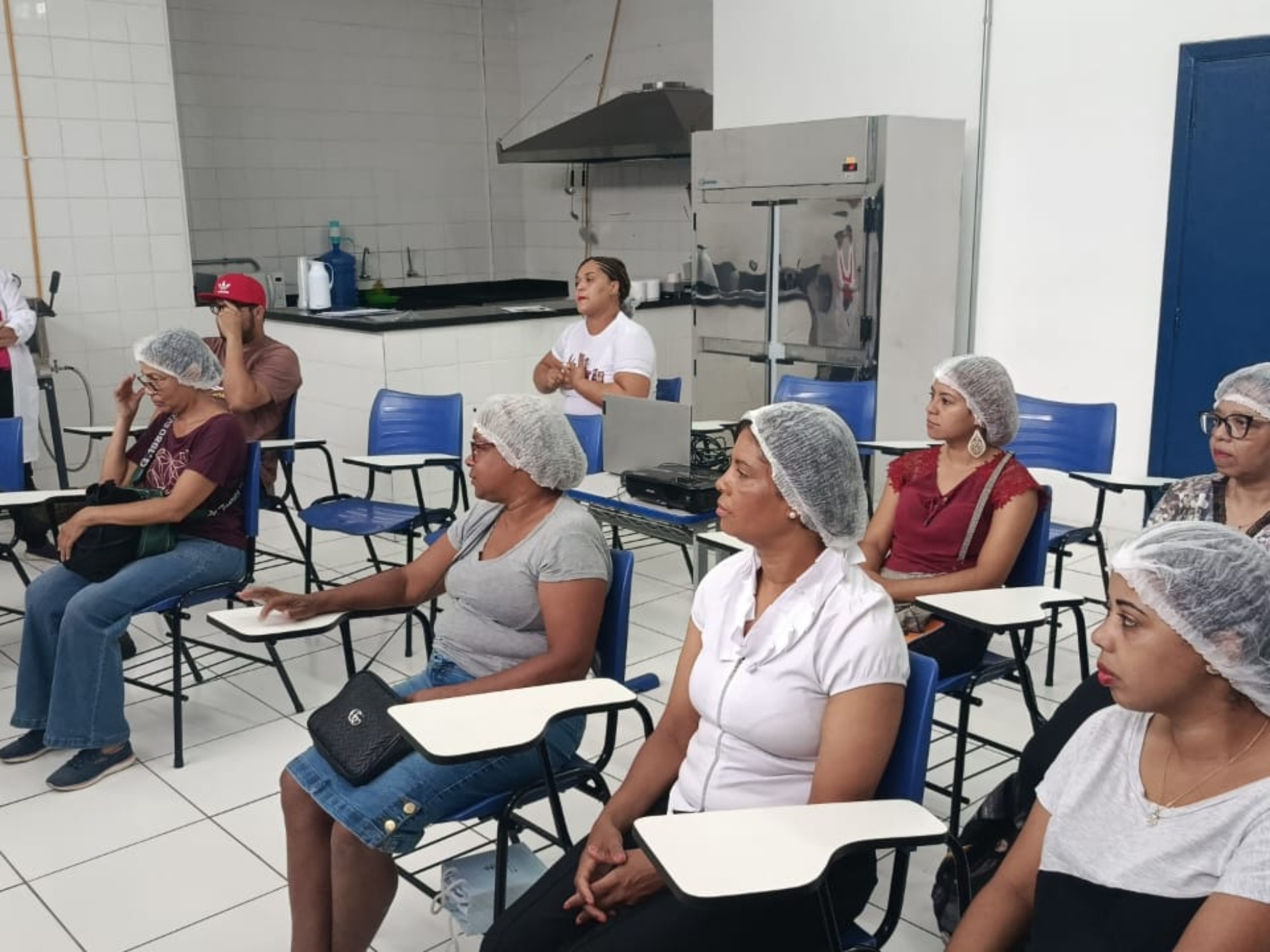 Participantes do curso de qualificação profissional do Qualifica SP durante formação para ajudante de cozinha; iniciativa conecta capacitação gratuita a oportunidades de emprego em Cajamar e Jundiaí.

Crédito: Governo De São y