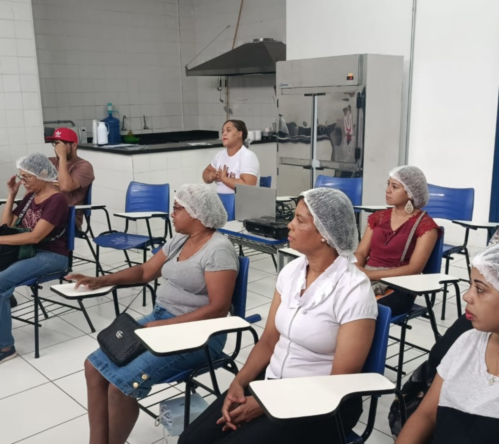 Participantes do curso de qualificação profissional do Qualifica SP durante formação para ajudante de cozinha; iniciativa conecta capacitação gratuita a oportunidades de emprego em Cajamar e Jundiaí.

Crédito: Governo De São y