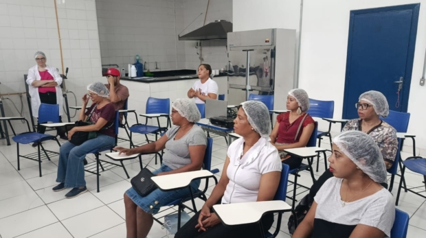 Participantes do curso de qualificação profissional do Qualifica SP durante formação para ajudante de cozinha; iniciativa conecta capacitação gratuita a oportunidades de emprego em Cajamar e Jundiaí.

Crédito: Governo De São y