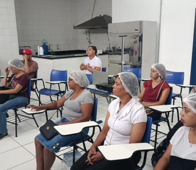 Participantes do curso de qualificação profissional do Qualifica SP durante formação para ajudante de cozinha; iniciativa conecta capacitação gratuita a oportunidades de emprego em Cajamar e Jundiaí.

Crédito: Governo De São y