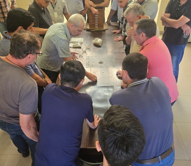 Técnicos da CATI participam de capacitação no Instituto Agronômico de Campinas (IAC) sobre classificação física e análise sensorial das amostras do 25º Concurso Estadual Qualidade do Café de São Paulo.

Crédito: Divulgação - CATI