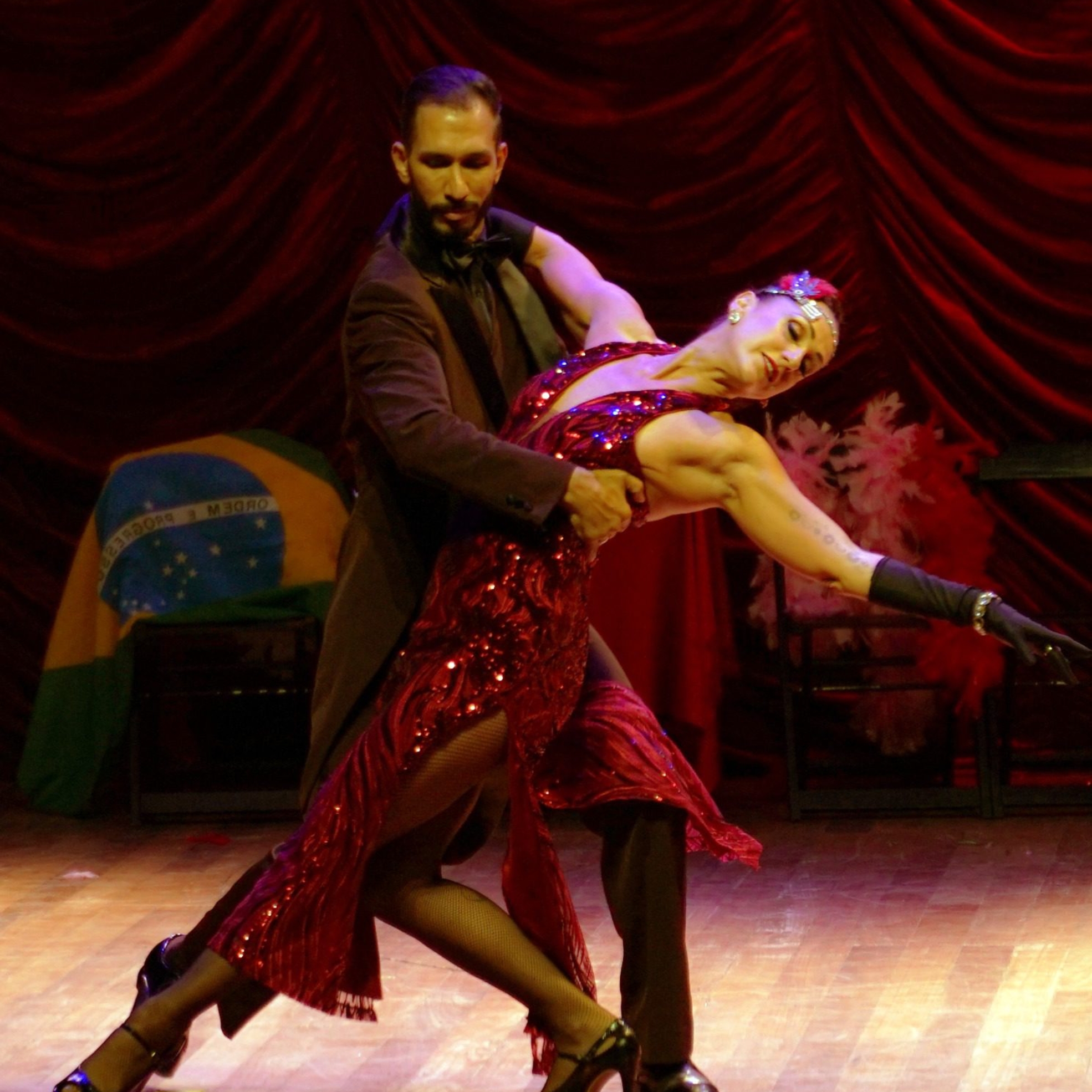 “Uma Noite de Tango – Tributo a Carlos Gardel e Astor Piazzolla” celebra os 25 anos da Cia Tango & Paixão com uma apresentação especial no Teatro Municipal Glória Giglio, em Osasco, nesta sexta-feira (28), às 21h.

Crédito: Divulgação
