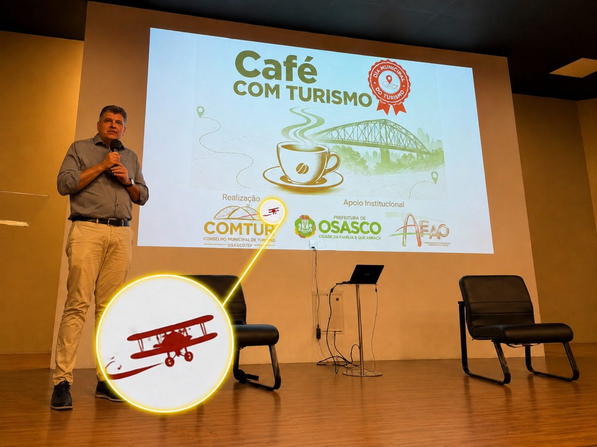 Nova identidade visual do COMTUR Osasco foi apresentada durante o Café com Turismo, na Associação dos Engenheiros e Arquitetos de Osasco (AEO). A representação da aeronave chama atenção por suas características semelhantes às do 14-Bis, enquanto a história da aviação em Osasco está diretamente ligada ao aeroplano São Paulo, de Dimitri Sensaud de Lavaud.

Crédito: Divulgação