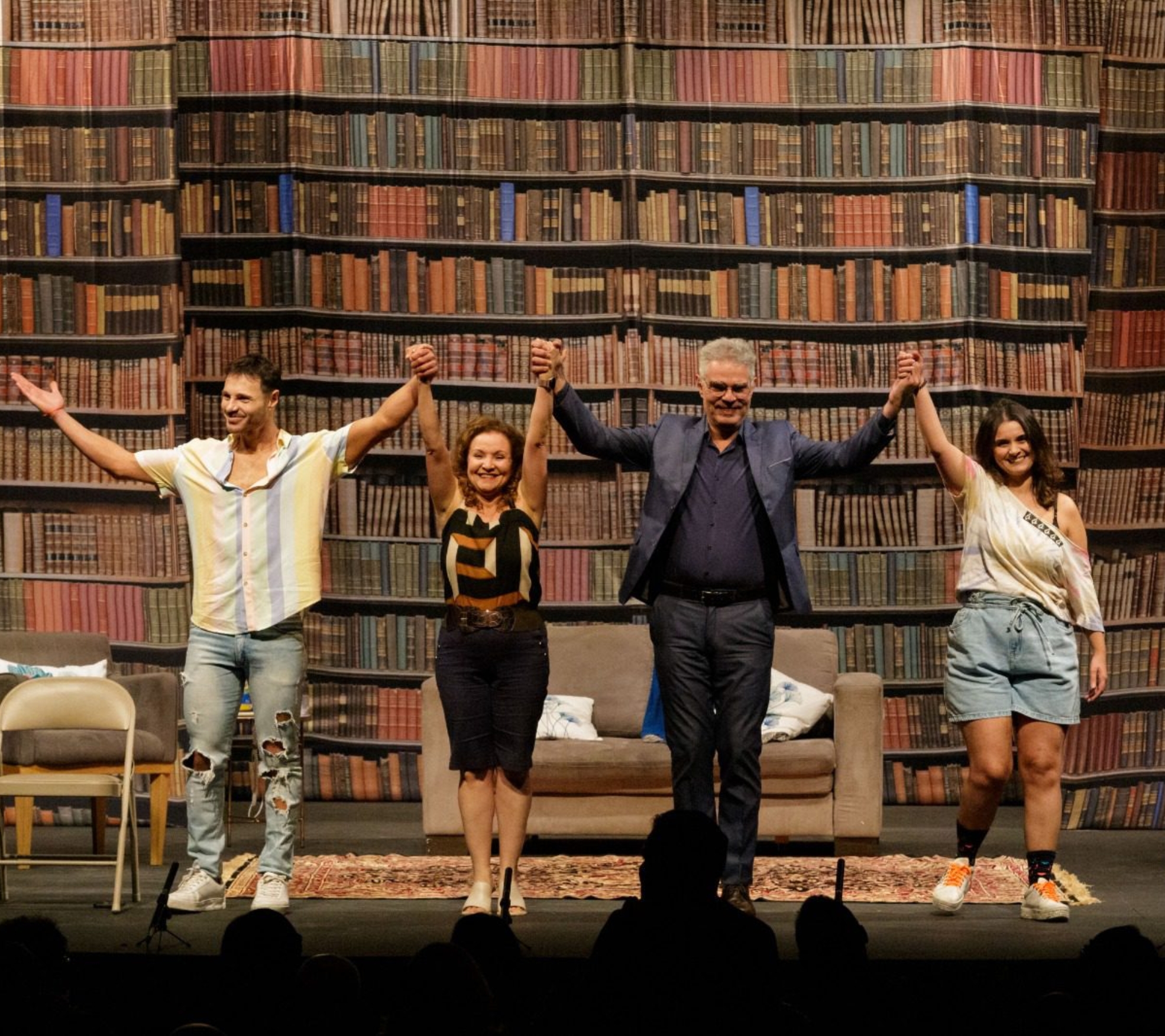 Os atores Maximiliana Reis, Nizo Neto, Marília Machado e Murilo Cunha estrelam a comédia reflexiva "Nunca Desista de Seus Sonhos", adaptação da obra de Augusto Cury, que será apresentada no dia 8 de agosto, às 20h, no Teatro Glória Giglio, em Osasco. 

Crédito : Gilberto Rosa ( Giba )