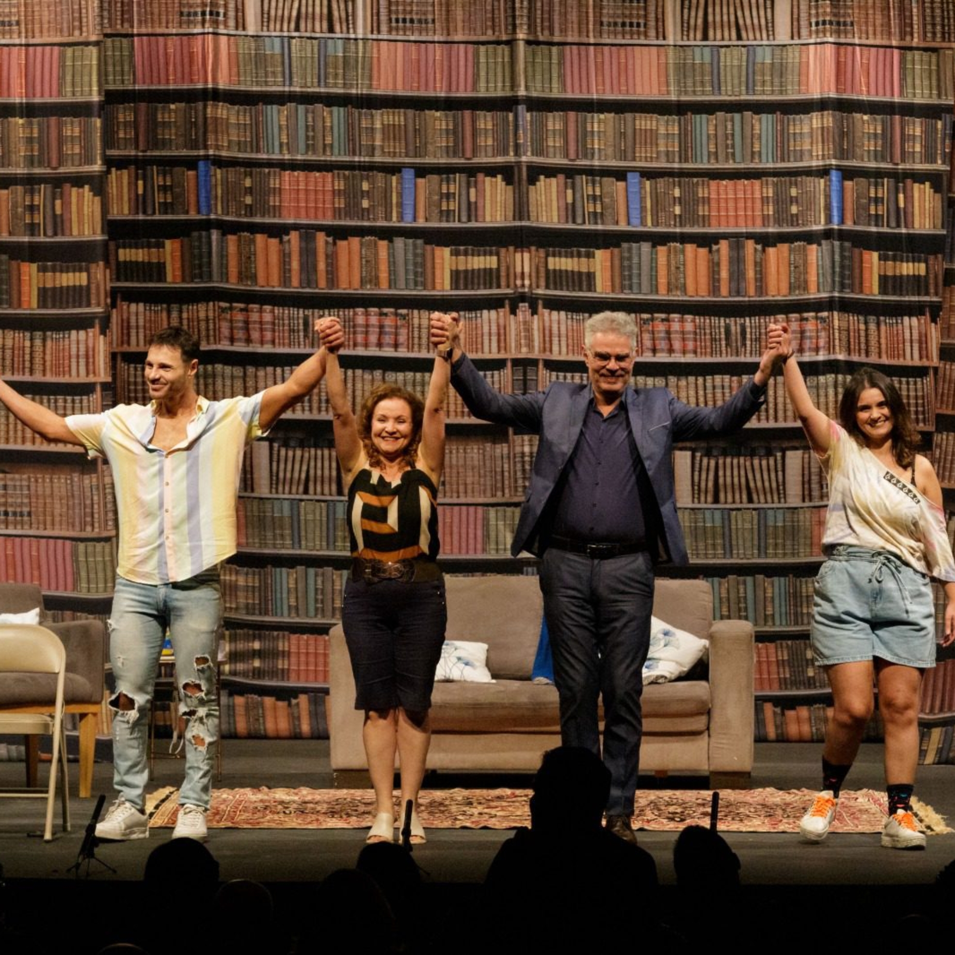 Os atores Maximiliana Reis, Nizo Neto, Marília Machado e Murilo Cunha estrelam a comédia reflexiva "Nunca Desista de Seus Sonhos", adaptação da obra de Augusto Cury, que será apresentada no dia 8 de agosto, às 20h, no Teatro Glória Giglio, em Osasco. 

Crédito : Gilberto Rosa ( Giba )