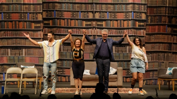 Os atores Maximiliana Reis, Nizo Neto, Marília Machado e Murilo Cunha estrelam a comédia reflexiva "Nunca Desista de Seus Sonhos", adaptação da obra de Augusto Cury, que será apresentada no dia 8 de agosto, às 20h, no Teatro Glória Giglio, em Osasco.
Crédito : Gilberto Rosa ( Giba )