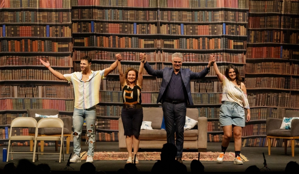 Os atores Maximiliana Reis, Nizo Neto, Marília Machado e Murilo Cunha estrelam a comédia reflexiva "Nunca Desista de Seus Sonhos", adaptação da obra de Augusto Cury, que será apresentada no dia 8 de agosto, às 20h, no Teatro Glória Giglio, em Osasco. 

Crédito : Gilberto Rosa ( Giba )