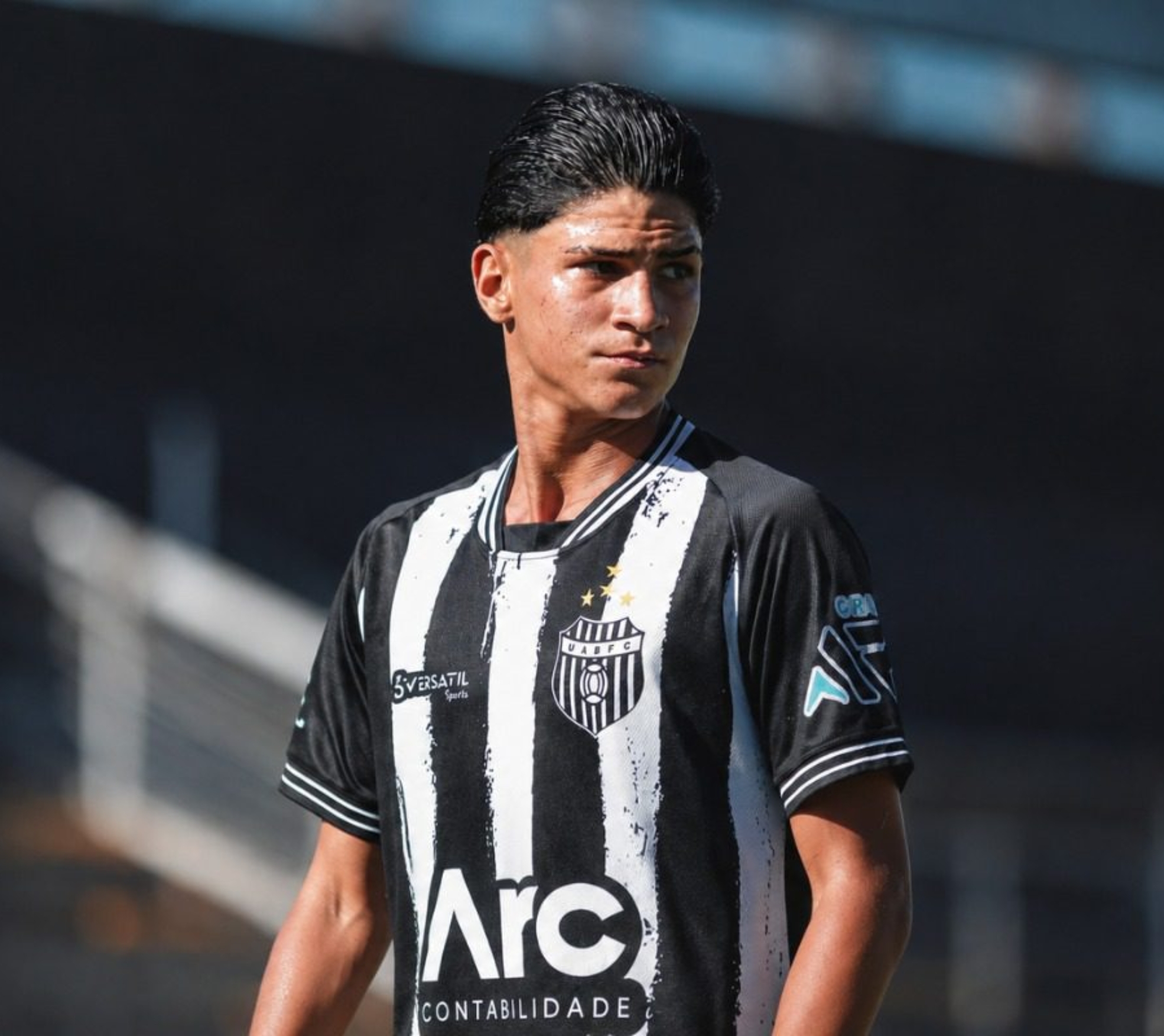 Carlos Eduardo Bento Paro, de 14 anos, atua pelo União Agrícola Barbarense na categoria Sub-15 e busca novos passos em sua trajetória no futebol de base.

Crédito: Portais