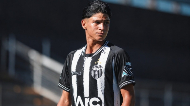 Carlos Eduardo Bento Paro, de 14 anos, atua pelo União Agrícola Barbarense na categoria Sub-15 e busca novos passos em sua trajetória no futebol de base.

Crédito: Portais