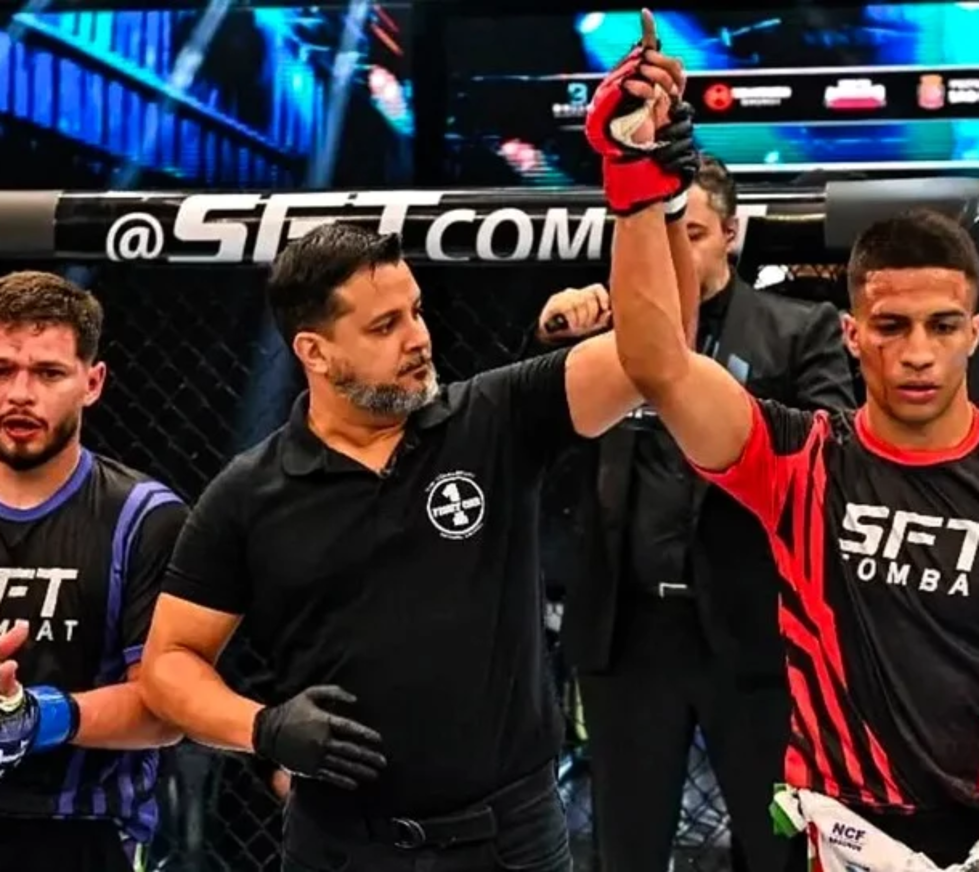 O osasquense Marcos Gabriel comemora a vitória por nocaute no SFT Combat 64, representando Osasco pelo programa Bolsa Atleta.




Crédito: Divulgação 