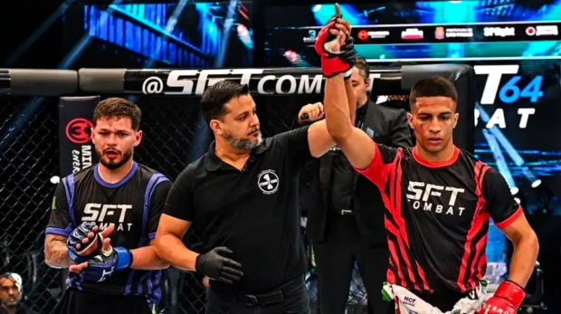 O osasquense Marcos Gabriel comemora a vitória por nocaute no SFT Combat 64, representando Osasco pelo programa Bolsa Atleta.
Crédito: Divulgação