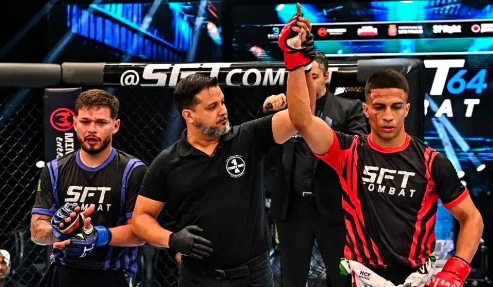 O osasquense Marcos Gabriel comemora a vitória por nocaute no SFT Combat 64, representando Osasco pelo programa Bolsa Atleta.




Crédito: Divulgação 