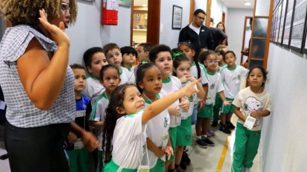 Alunos de 3 e 4 anos da CEMEI Profª Vilma Foltran Portella visitaram a Câmara Municipal de Osasco e conheceram os gabinetes dos vereadores e o Plenário Tiradentes. A atividade integra o programa “Câmara vai à Escola e a Escola Vem à Câmara” e busca aproximar as crianças do exercício da cidadania.
Crédito: Câmara De Osasco