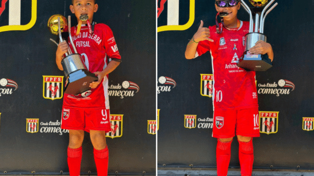 Maycon Madaschi e Thalles Tesouro comemoram o título paulista de futsal Sub-09 – Série Prata, conquistado pelo Instituto Taboão F9 em 2026.

Crédito: Divulgação