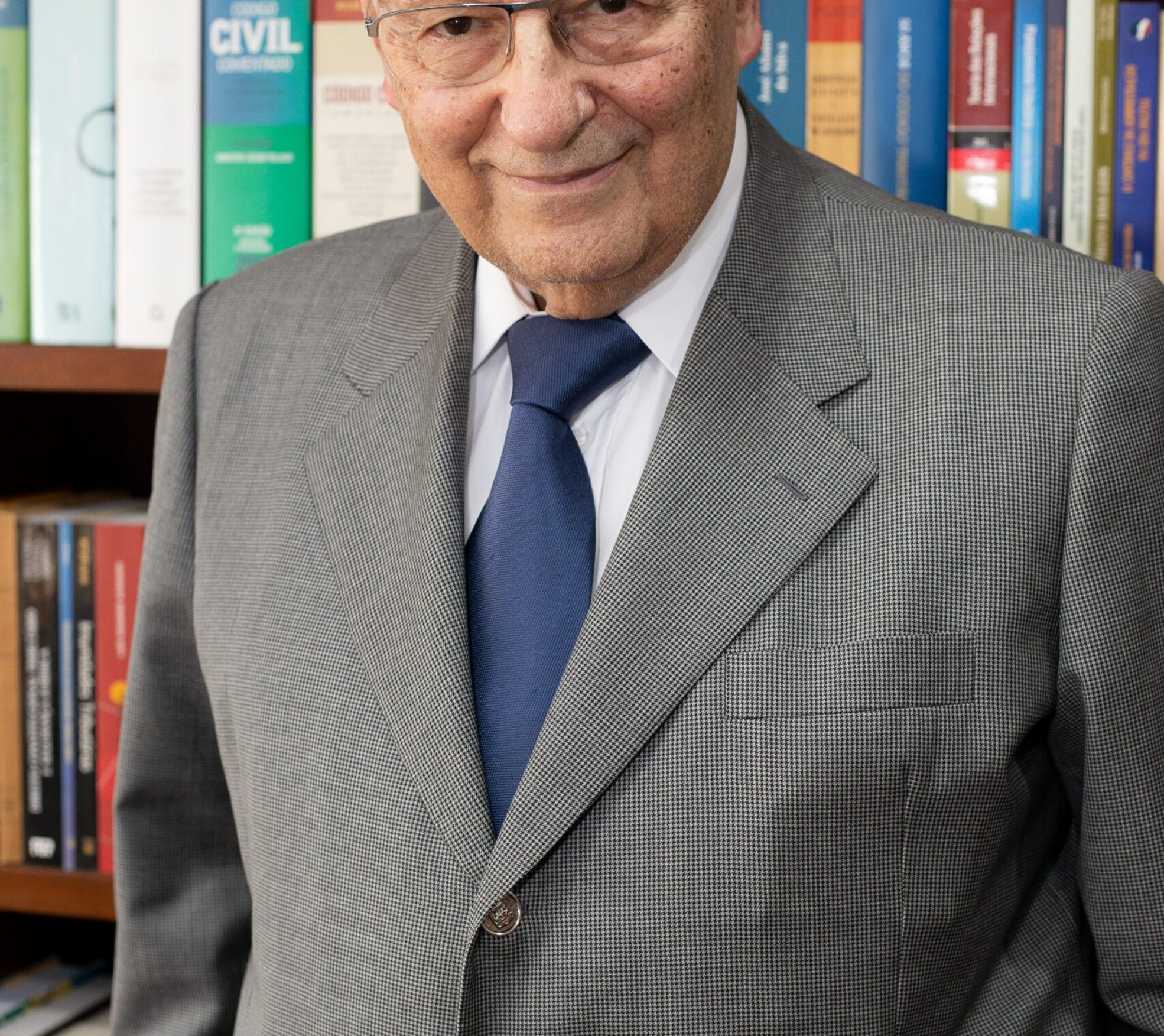 Professor Ives Gandra da Silva Martins, autor do artigo “O avanço da IA e os limites da humanidade”, que analisa os impactos sociais, éticos e jurídicos do avanço da inteligência artificial.
Crédito da foto: Andreia Tarelow.