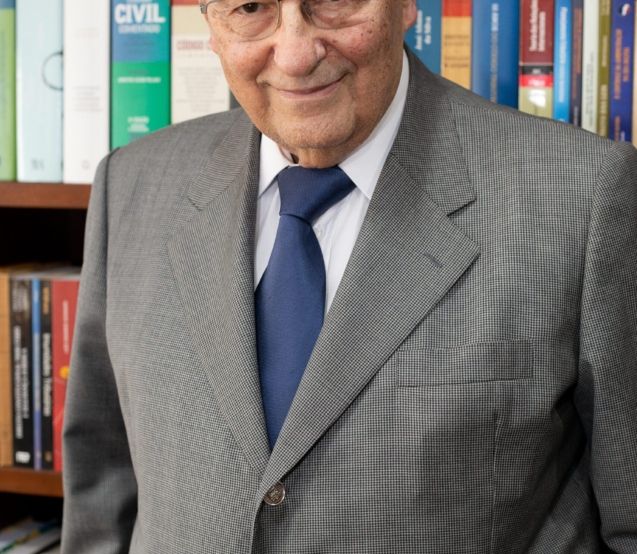Professor Ives Gandra da Silva Martins, autor do artigo “O avanço da IA e os limites da humanidade”, que analisa os impactos sociais, éticos e jurídicos do avanço da inteligência artificial.
Crédito da foto: Andreia Tarelow.