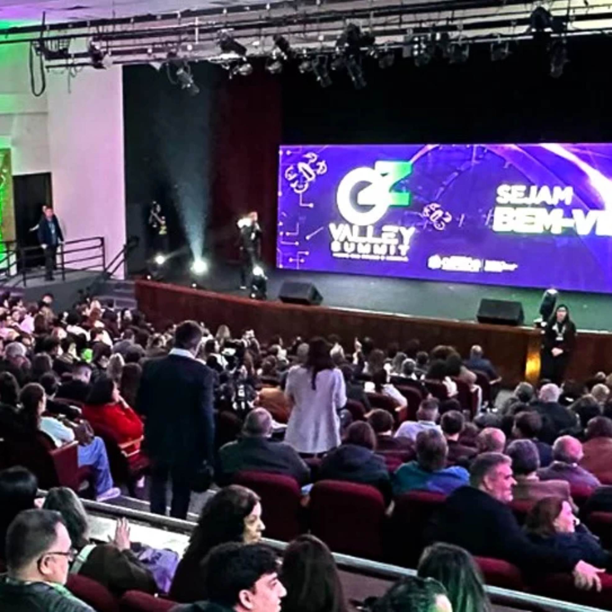 A 4ª edição do Oz Valley Summit reuniu especialistas, empreendedores, empresas, investidores e criadores de conteúdo no Teatro Municipal Glória Giglio, em Osasco. O encontro promoveu debates sobre Inteligência Artificial, inovação, empreendedorismo, transformação digital e novas oportunidades de negócios.

Fotos: Justino Alencar