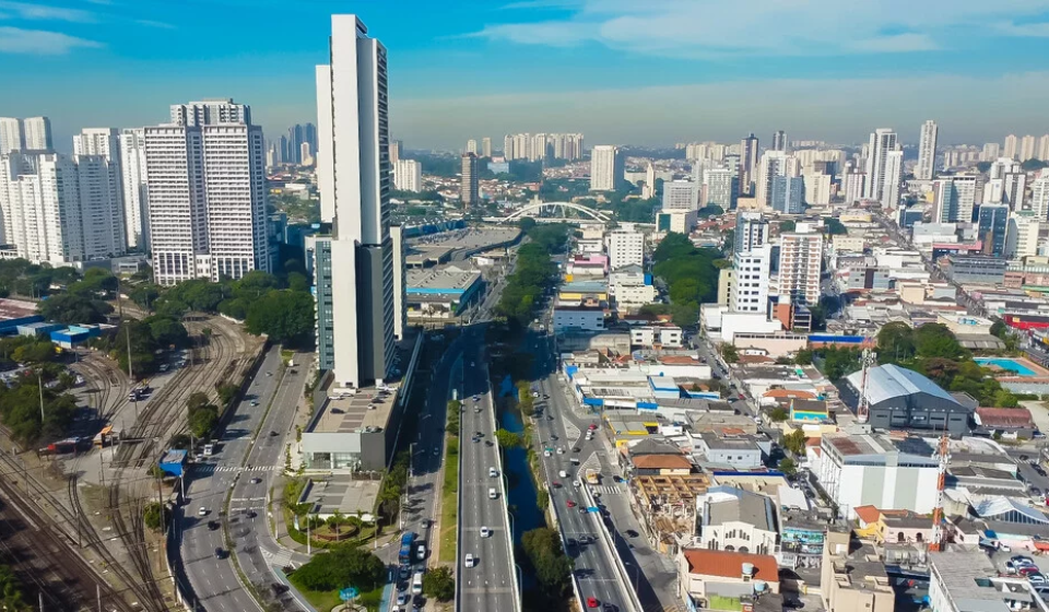 Osasco institui o Comitê Técnico-Científico de Mudanças Climáticas e apresenta estudo inédito que servirá de base para o primeiro Plano de Ação Climática do município, fortalecendo políticas públicas voltadas à sustentabilidade e à resiliência urbana.

Crédito: Divulgação