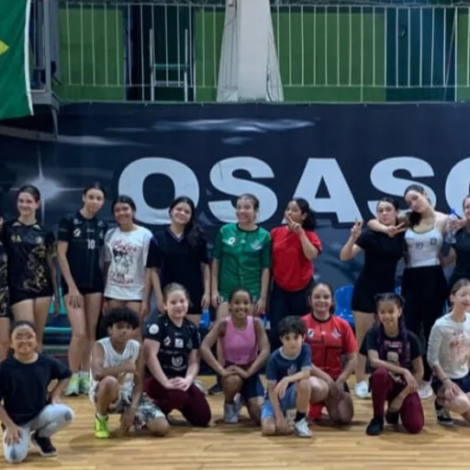 Treinamento de handebol oferecido gratuitamente pela Prefeitura de Osasco para crianças e adolescentes. As atividades incentivam a prática esportiva, a disciplina e o trabalho em equipe.
Crédito: Divulgação.