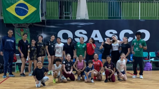 Treinamento de handebol oferecido gratuitamente pela Prefeitura de Osasco para crianças e adolescentes. As atividades incentivam a prática esportiva, a disciplina e o trabalho em equipe.
Crédito: Divulgação.