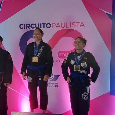 Atletas de Osasco celebram os resultados conquistados em competições de Jiu-Jitsu realizadas em Barueri e São Paulo, com cinco medalhas de ouro e uma de bronze.

Crédito: Divulgação