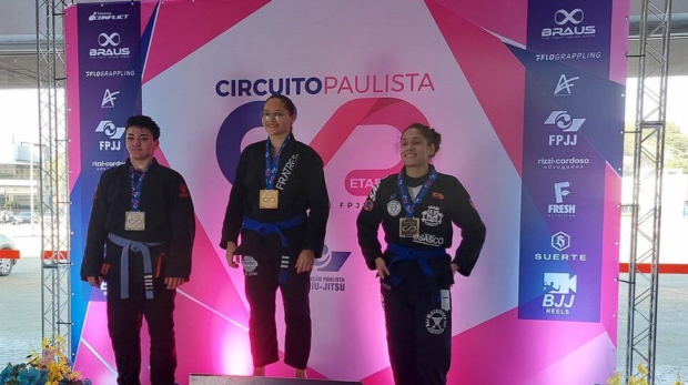 Atletas de Osasco celebram os resultados conquistados em competições de Jiu-Jitsu realizadas em Barueri e São Paulo, com cinco medalhas de ouro e uma de bronze.
Crédito: Divulgação