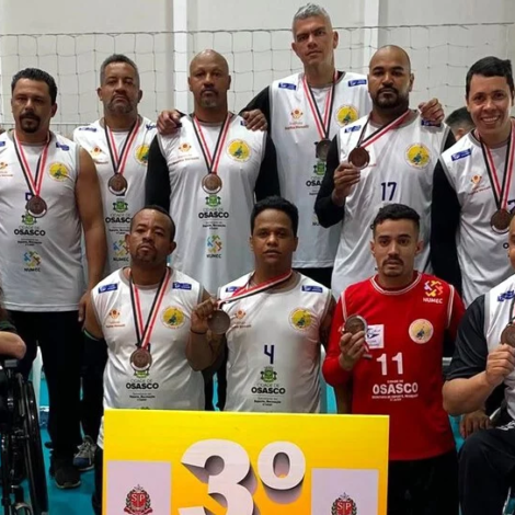 Equipe de vôlei sentado de Osasco celebra a conquista da medalha de bronze nos Jogos Paralímpicos do Estado de São Paulo, realizados no Centro de Treinamento Paralímpico Brasileiro.

Crédito: Divulgação