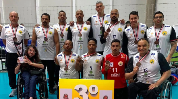 Equipe de vôlei sentado de Osasco celebra a conquista da medalha de bronze nos Jogos Paralímpicos do Estado de São Paulo, realizados no Centro de Treinamento Paralímpico Brasileiro.
Crédito: Divulgação