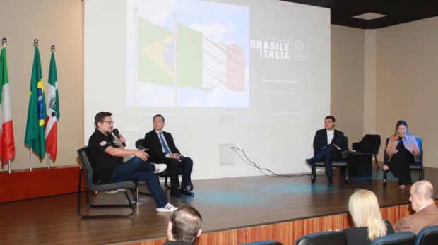 Encontro realizado em Osasco reuniu empresários, especialistas e representantes do poder público para discutir oportunidades econômicas e comerciais entre Brasil, Itália e demais mercados ligados ao acordo União Europeia–Mercosul.
Crédito: Marcos de Oliveira Neto