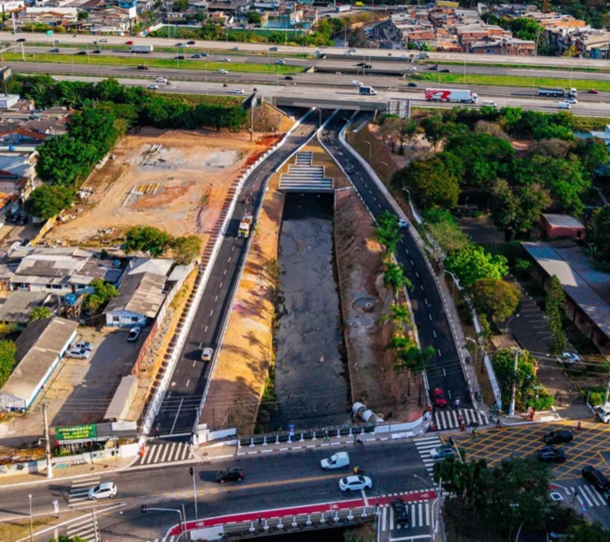 Prefeitura de Osasco entrega o último trecho da Avenida Transversal Norte, concluindo a primeira fase do projeto de Urbanização do Rochdale, com obras de mobilidade, drenagem, lazer e infraestrutura urbana.