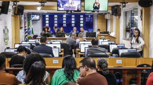 Plenário da Câmara Municipal de Osasco durante a 52ª Sessão Ordinária, que aprovou projetos envolvendo R$ 939,7 mil em recursos provenientes de emendas parlamentares impositivas para obras, serviços e ações destinadas à população. Crédito: Divulgação