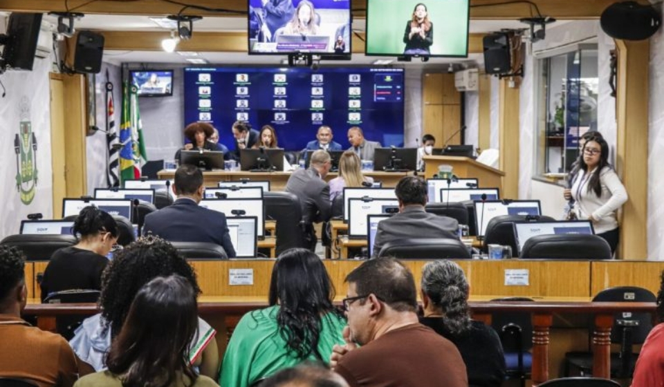 Plenário da Câmara Municipal de Osasco durante a 52ª Sessão Ordinária, que aprovou projetos envolvendo R$ 939,7 mil em recursos provenientes de emendas parlamentares impositivas para obras, serviços e ações destinadas à população. Crédito: Divulgação