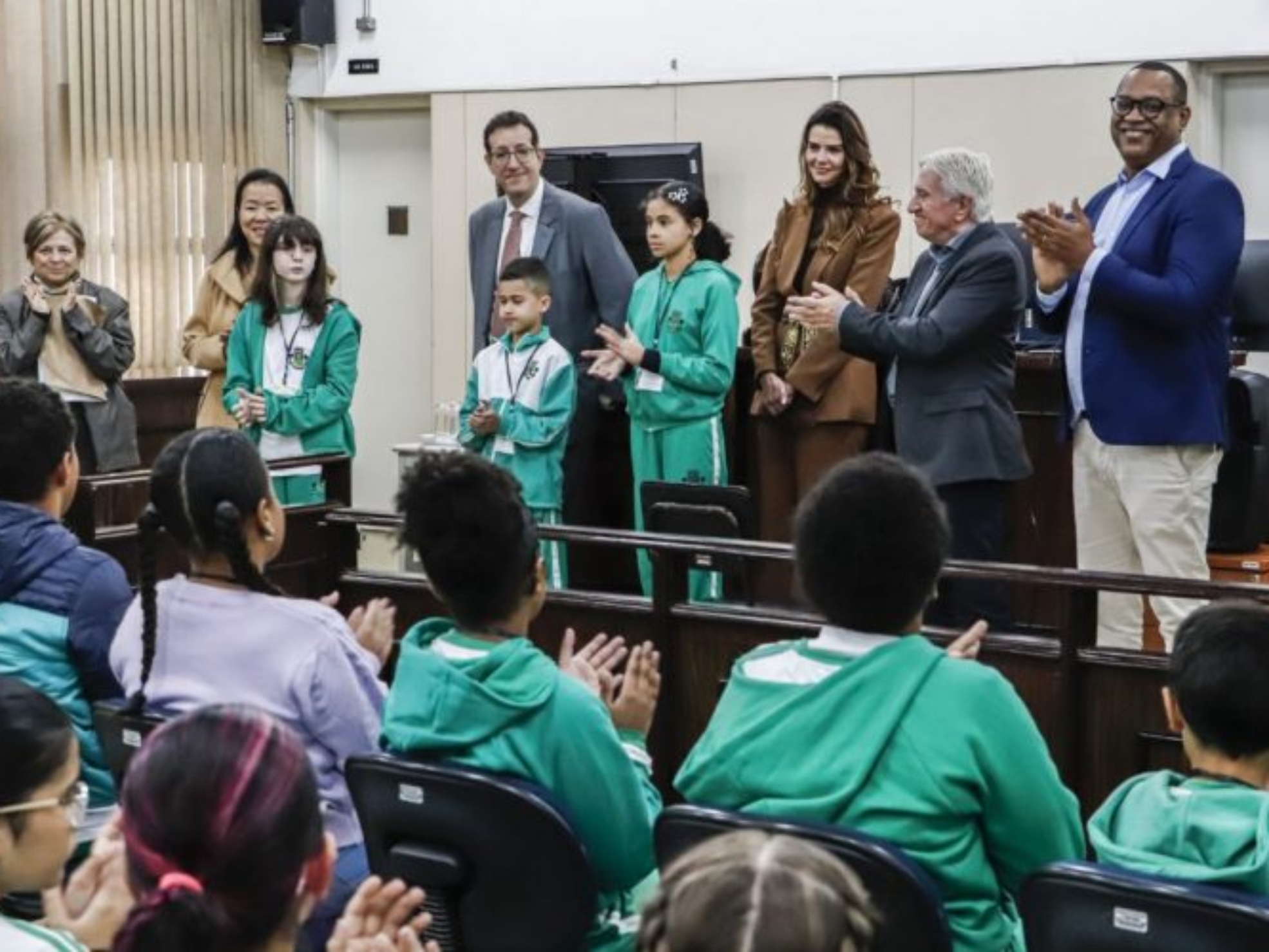 Autoridades Mirins da rede municipal de Osasco durante visita ao Fórum da cidade, onde conheceram atividades do Poder Judiciário e apresentaram propostas desenvolvidas nas escolas. Crédito: Câmara Municipal De Osasco.