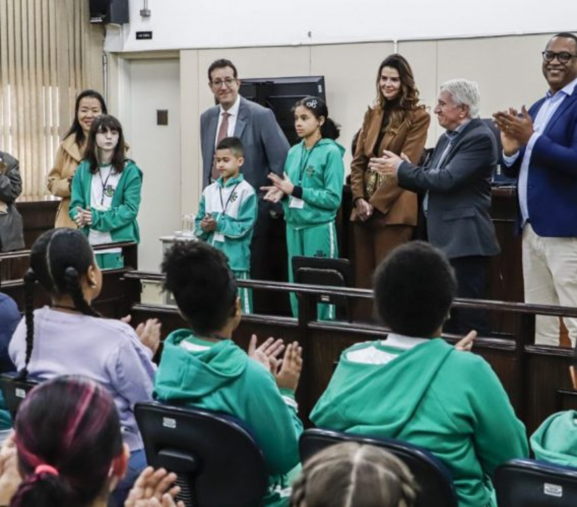 Autoridades Mirins da rede municipal de Osasco durante visita ao Fórum da cidade, onde conheceram atividades do Poder Judiciário e apresentaram propostas desenvolvidas nas escolas. Crédito: Câmara Municipal De Osasco.