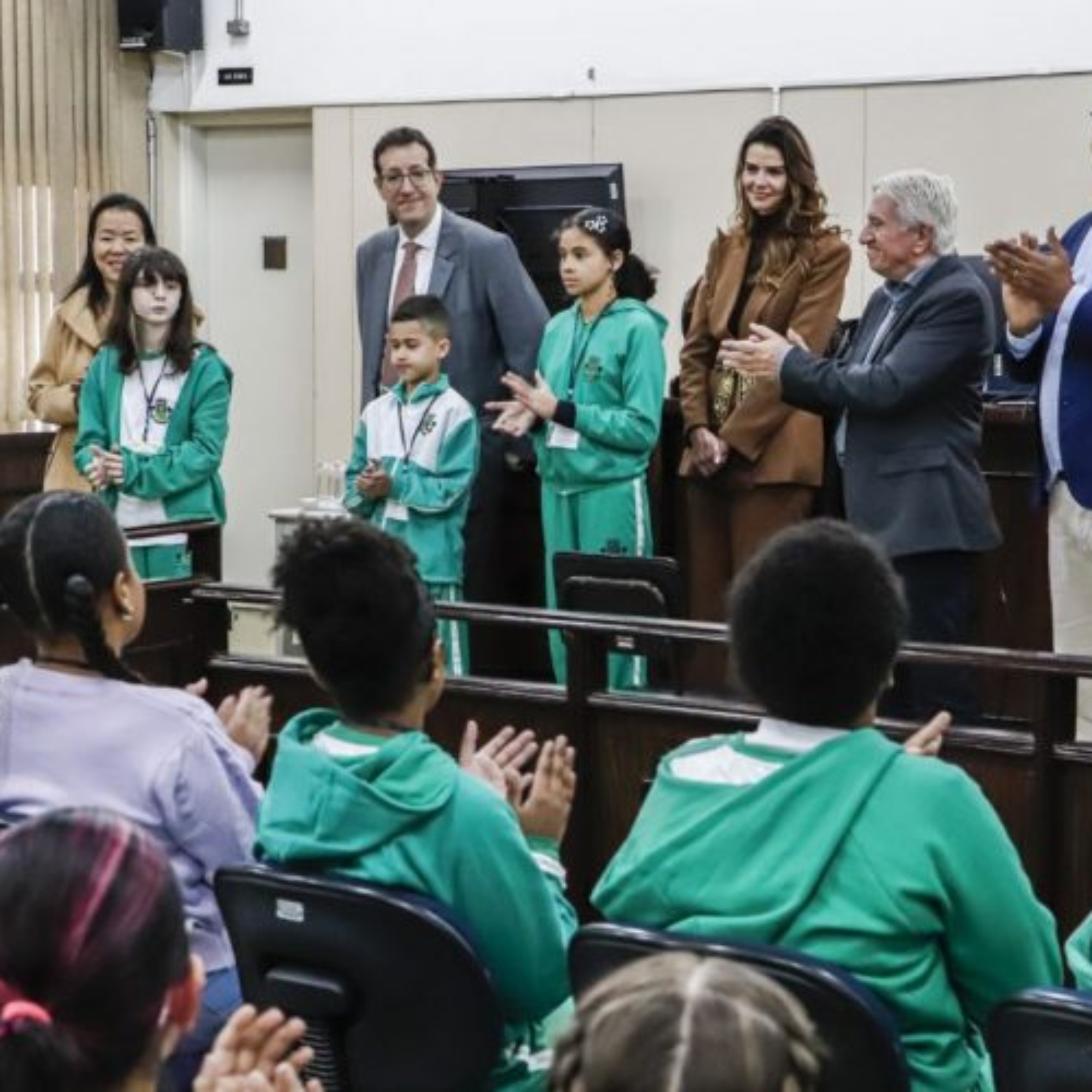 Autoridades Mirins da rede municipal de Osasco durante visita ao Fórum da cidade, onde conheceram atividades do Poder Judiciário e apresentaram propostas desenvolvidas nas escolas. Crédito: Câmara Municipal De Osasco.
