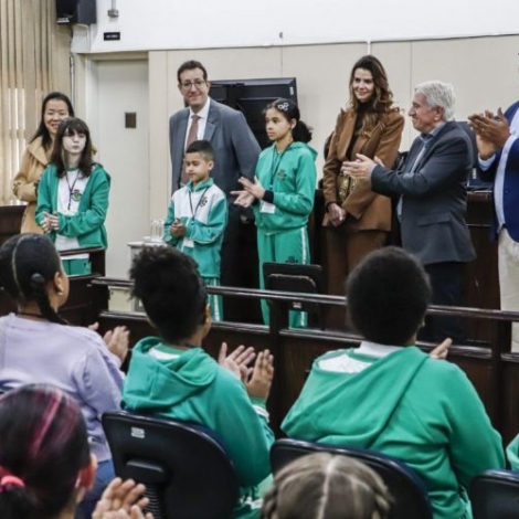 Autoridades Mirins da rede municipal de Osasco durante visita ao Fórum da cidade, onde conheceram atividades do Poder Judiciário e apresentaram propostas desenvolvidas nas escolas. Crédito: Câmara Municipal De Osasco.
