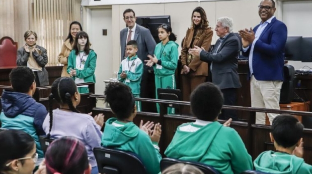 Autoridades Mirins da rede municipal de Osasco durante visita ao Fórum da cidade, onde conheceram atividades do Poder Judiciário e apresentaram propostas desenvolvidas nas escolas. Crédito: Câmara Municipal De Osasco.