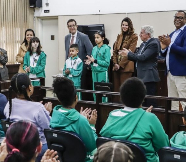 Autoridades Mirins da rede municipal de Osasco durante visita ao Fórum da cidade, onde conheceram atividades do Poder Judiciário e apresentaram propostas desenvolvidas nas escolas. Crédito: Câmara Municipal De Osasco.