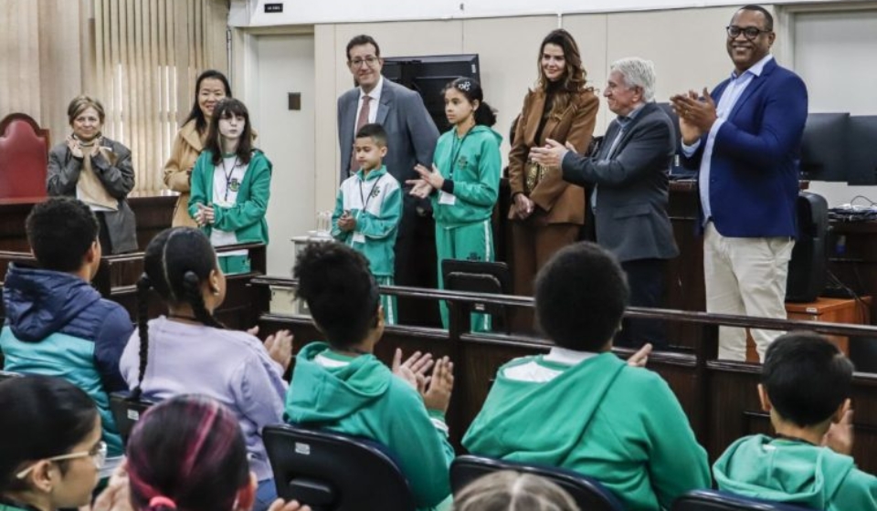Autoridades Mirins da rede municipal de Osasco durante visita ao Fórum da cidade, onde conheceram atividades do Poder Judiciário e apresentaram propostas desenvolvidas nas escolas. Crédito: Câmara Municipal De Osasco.