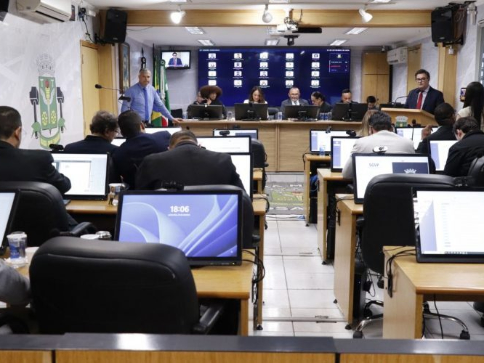 Plenário da Câmara Municipal de Osasco durante a 53ª Sessão Ordinária, que aprovou projetos relacionados a obras públicas, cultura, trânsito e cidadania no município.

Crédito: Câmara De Osasco