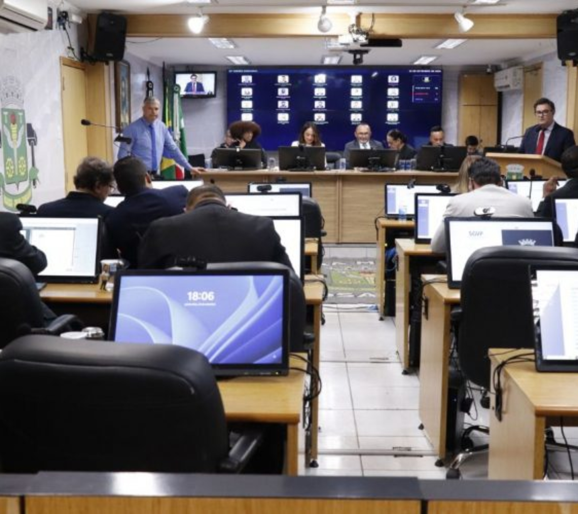 Plenário da Câmara Municipal de Osasco durante a 53ª Sessão Ordinária, que aprovou projetos relacionados a obras públicas, cultura, trânsito e cidadania no município.

Crédito: Câmara De Osasco